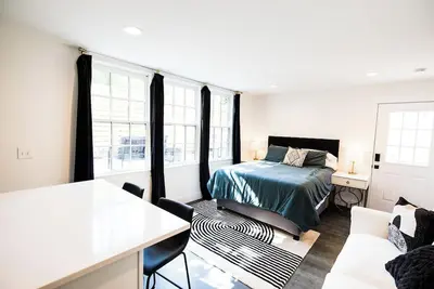 Image de 12 South Dolly-themed safe beautiful + walkable! Hot Tub! Long-Term Rental Only.