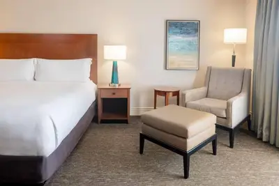 Image de Stylish Getaway near Downtown | Waterfront Dining, Pool | 2 Units