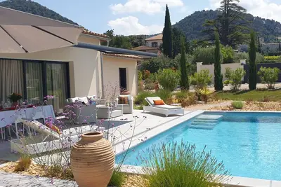 Image de Villa moderne avec jacuzzi, piscine et vue