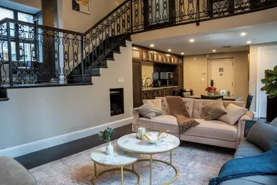 Image de Duplex Penthouse at Historic Mansfield Residence, City Views & Luxury