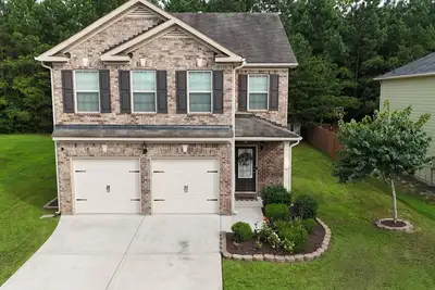 Image de Luxurious 4 bedroom Gem in very quiet neighborhood \n