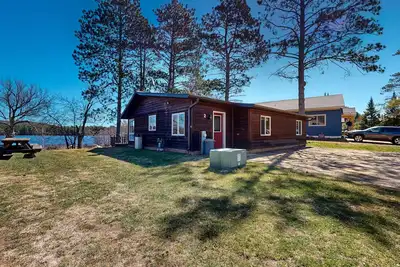 Image de Lakefront home with amazing views, Wfh desk, canoe, kayaks & private dock
