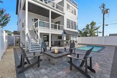 Image de New 5-bedroom house 7 Houses to beach w/Elevator, Pool, Outdoor Kitchen&Fire Pit