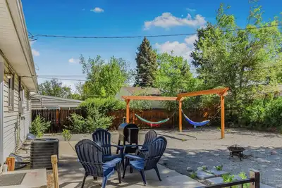 Image de Large Family Retreat in Quiet Denver Spot