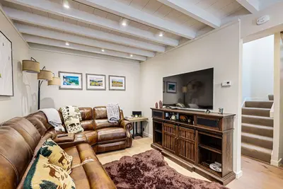 Image de Stunning condo with deck, mountain view, and modern amenities