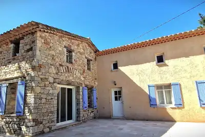 Image de belle et grande Villa avec piscine au calme