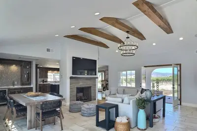 Image de Escape to 3 Dogs Whining: Your Vineyard Retreat Just Minutes from Downtown!