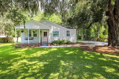 Image de Pink Door Cottage is a storybook cottage close to everything! \n