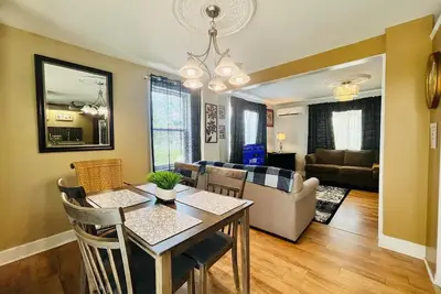 Image de 2-bedroom apartment in charming Bridgewater with Ac, WiFi. , washer/dryer & more