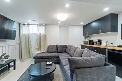Image de Cozy & Private Basement Suite with All Amenities
