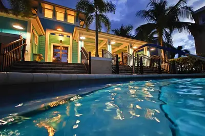 Image de Latitude Adjustment Penthouse by Coastal Chic Vacations