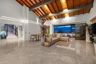 Image de Best Location in Poblado. Large 2 Story Penthouse w/ Roof Top View of the City
