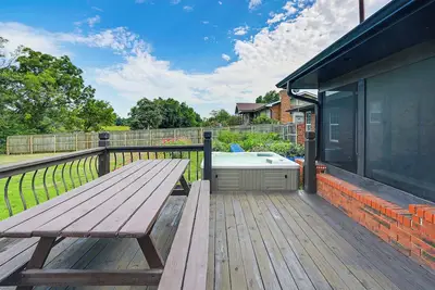 Image de Waterfront Kansas Home w/ Private Fire Pit!