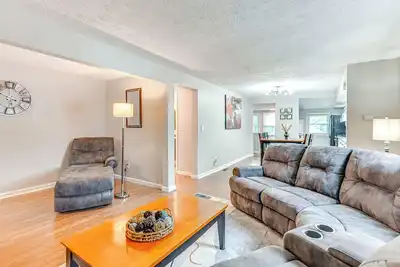 Image de ~ 2 Mi to Downtown: Bright Apt in Lansing!