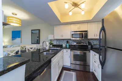 Image de Newley Remolded Ground Floor Condo ~ Heated Pool ~ Pet Friendly
