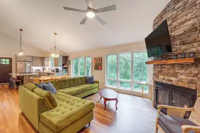 Image de Pet-Friendly West Jefferson Home w/ River View!