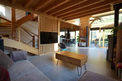 Image de Chalet lumineux dans la nature