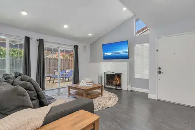Image de Modern 3-Bedroom Home with Pool & Playroom