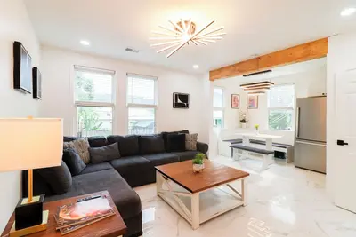 Image de Luxury Retreat with Jacuzzi