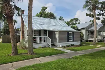 Image de Corner Cottage - Close to Downtown & Beaches - King Bed - Boat Parking - No Pet Fees!