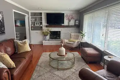 Image de Stay Close: Renovated Football Retreat!