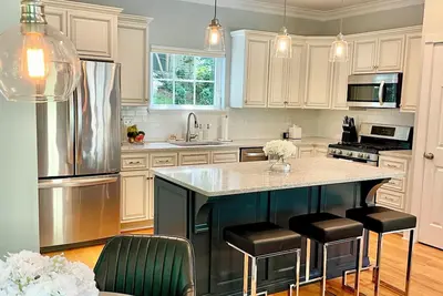 Image de Modern House in Clifton Gaslight - 3 Br 3ba with Walkable Shops and Restaurants