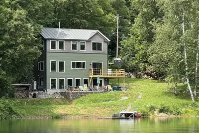 Image de Brand New 4 Bedroom House on Lake Pauline sleeps 8-10 perfect ski season rental