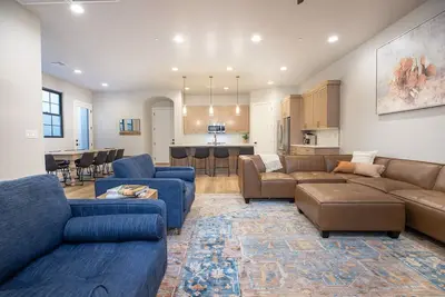 Image de Sleeps 25, Xl Rooms with King Beds + Bunk Room, 86\"Tv, 2 Pools & Hot Tub
