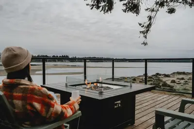 Image de A quiet oceanfront hideaway on the shoreline of Nanoose Bay. \n