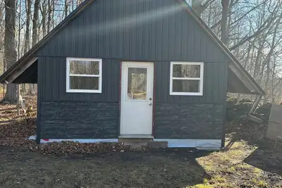 Image de Close to the Heritage trail for ATVs & Sleds. Situated in a mature maple forest.