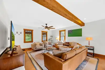 Image de The Getaway: Relax with hot tub, fire pit, and mountain views—just 15 mins from Killington slopes!