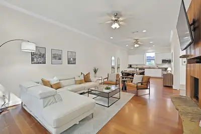 Image de Spacious 3-Story Townhome in Old East Dallas