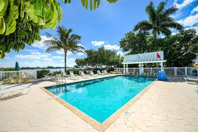Image de Tradewinds Resort -Easy Pool & Beach Access!