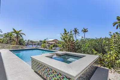 Image de Gorgeous 3\/3 W\/ Downstairs Suite! Pool Home! Boat Lift!