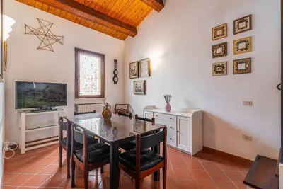 Image de GuestHost - Large renovated apartment for 4 people, on three levels of a detached house and located in the historic center of Pesaro (Ztl), just 15 minutes walk from the sea and the station. The apartment enjoys a unique atmosphere with exposed beams and
