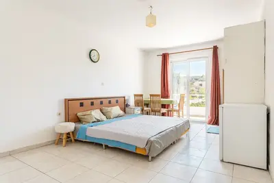 Appartement 'Anthi For 4 People' avec terrasse partagée, jardin partagé et climatisation
