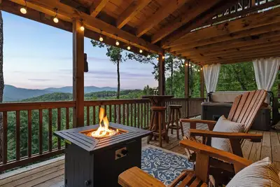 Image de Knotty Bear: Cozy Cabin, Breathtaking Mountain Views, Hot Tub, Fire Pit
