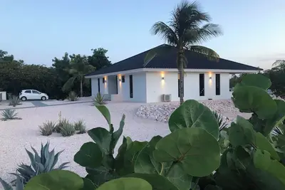 Image de Luxury villa on Coral Estate ( 1 minute walk from the sea)