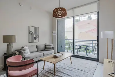 Image de Excellent Edgewater 2br w/ Balcony, Pool, Gym & W/D, by Blueground