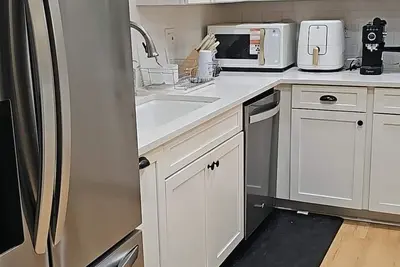 Image de stunning, recently upgraded 4-bes, 3 bath home with WiFi and Ac in Santa Ana.