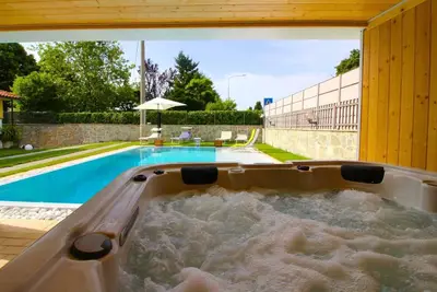 Villa pour 5 personnes avec belle piscine à débordement et jacuzzi extérieur, emplacement stratégiqu