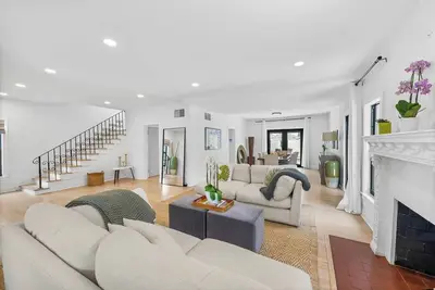 Image de Chic 4br retreat with private kidney-shaped pool and modern amenities. Detached guest house includes queen bed, full bath, and kitchen. Minutes from downtown West Palm Beach, Palm Beach Island, Northwood Village, and Palm Beach Outlets. Exclusive use