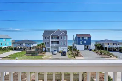 Image de Pet Friendly, 4 Bedroom 2nd Row in Surf City Oceanview