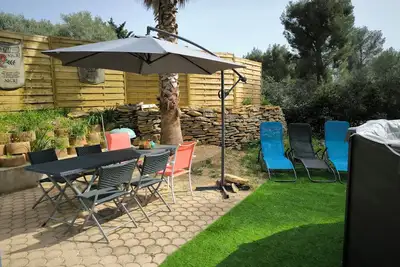 Image de Bas de maison T3 avec jardin pelouse synthétique piscine 300 M2 indépendant