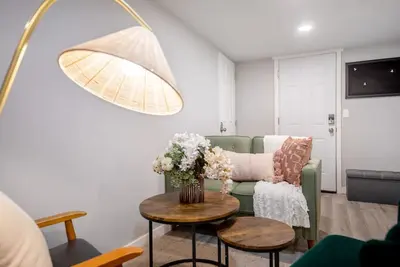 Image de Cozy 2br 1ba Lower unit Retreat Near Airport