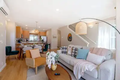 Image de Spacious 3b/2. 5b Home in the Heart of Capitol Hill