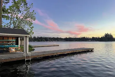 Image de Stunning 3b1bHome w\/ Lake Access