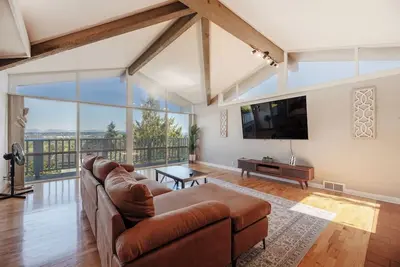 Image de 4b2b Home with Stunning Lake & Mt. Rainier Views!