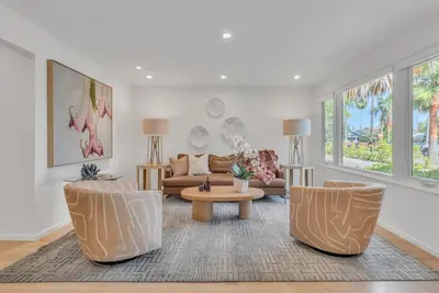 Image de Luxe cottage in prime tropical North Park setting