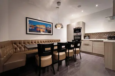 Image de Three-Bedroom Luxe Apartment 3 (Sleeps 10)